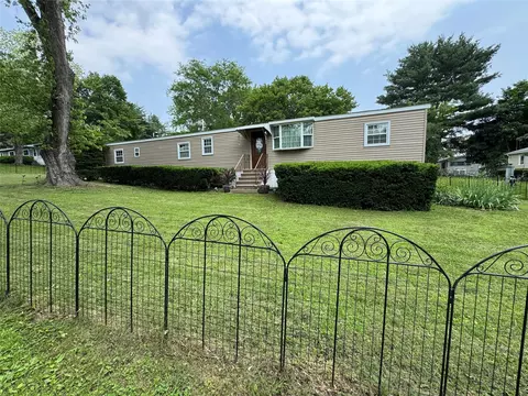 15 Walnut Dr, Pleasant Valley, NY 12569