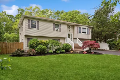 40 Dillmont Dr, Smithtown, NY 11787