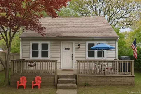 5 Pinewood Dr, Shirley, NY 11967