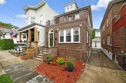 131 E 238th St, New York, NY 10470