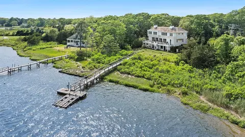801 Montauk Hwy, Westhampton Beach, NY 11978