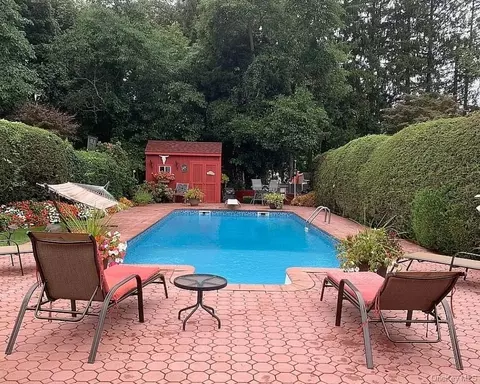 1 Bennett Ave, Huntington Station, NY 11746