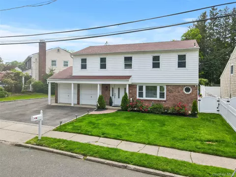 1 Bennett Ave, Huntington Station, NY 11746