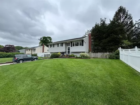 20 Bayberry Rd, Ronkonkoma, NY 11779