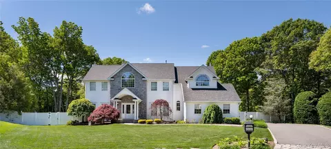 8 Greenwich Ct, Shoreham, NY 11786