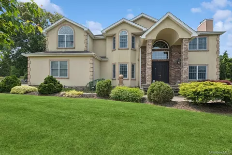 4 Nadia Ct, Smithtown, NY 11787