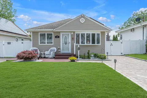 115 W Granada Ave, Lindenhurst, NY 11757