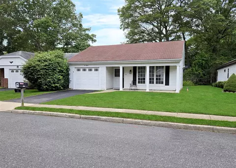 215 Kingston Dr, Ridge, NY 11961