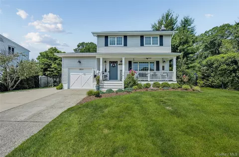 305 Devon Ln, Smithtown, NY 11787