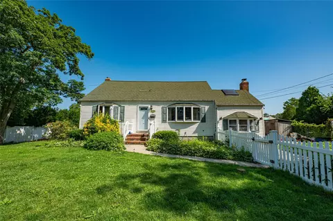 805 Arlington Rd, West Babylon, NY 11704
