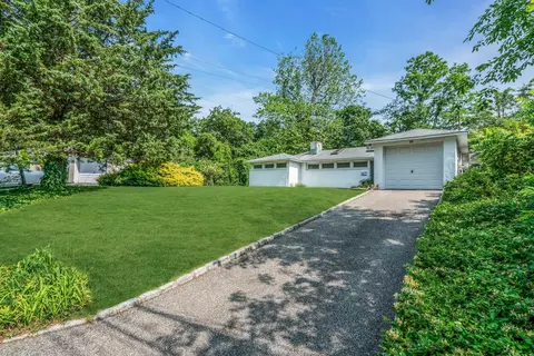 37 Wellington Rd, North Hempstead, NY 11548