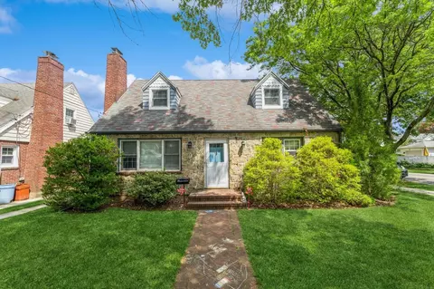 71 Floral Blvd, Floral Park, NY 11001