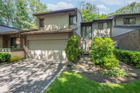 274 Vista Dr, Jericho, NY 11753