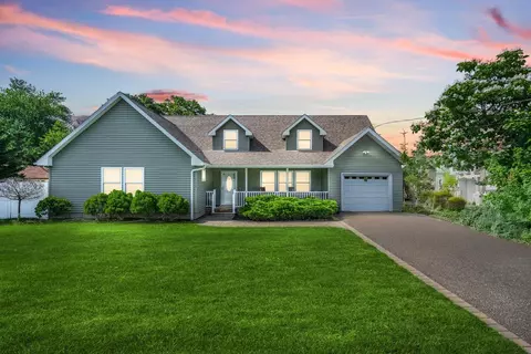 943 Nemeth St, Bohemia, NY 11716