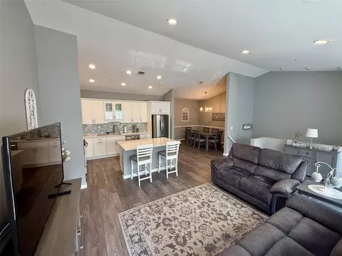 310 Narragansett Villas Dr, Lindenhurst, NY 11757