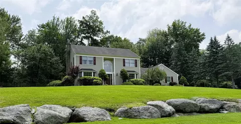 1 Thorn Dr, Highland Mills, NY 10930