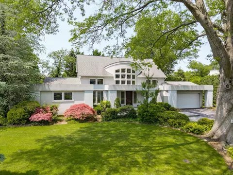 16 Polo Field Ln, North Hempstead, NY 11020