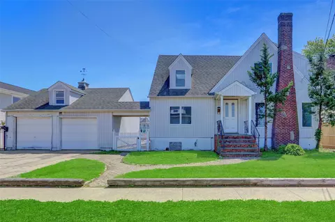 127 Forest Ave, Massapequa, NY 11758