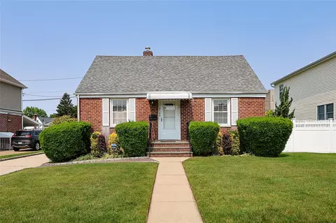 2199 Mcarthur Street St, East Meadow, NY 11554