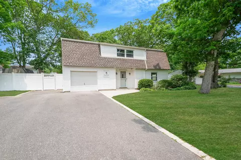 5439 Expressway Dr N, Brookhaven, NY 11742