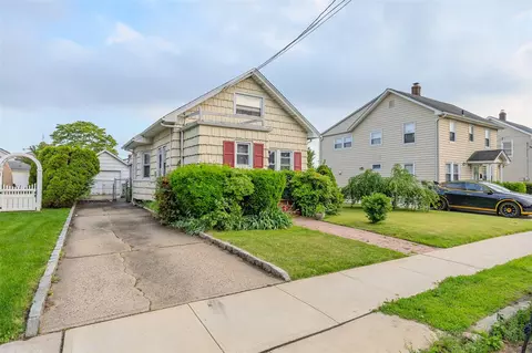 43 Westbury Ave, North Hempstead, NY 11501
