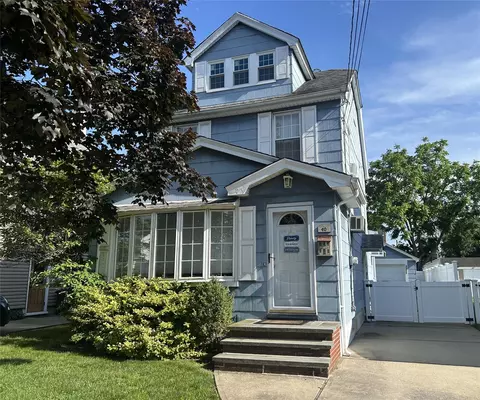 40 Syracuse St, North Hempstead, NY 11596