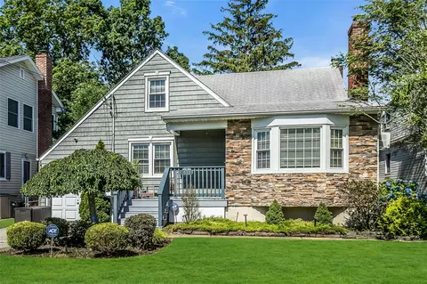 533 Forest Ave, Massapequa, NY 11758