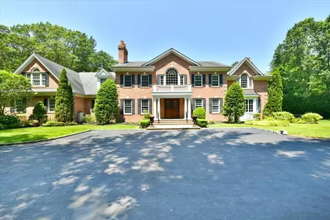 1616 Stewart Ln, Syosset, NY 11791