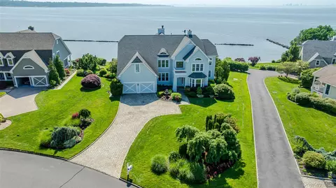38 Pembroke Dr, Glen Cove, NY 11542