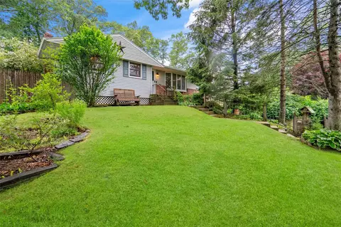18 Robin Dr, Hauppauge, NY 11788