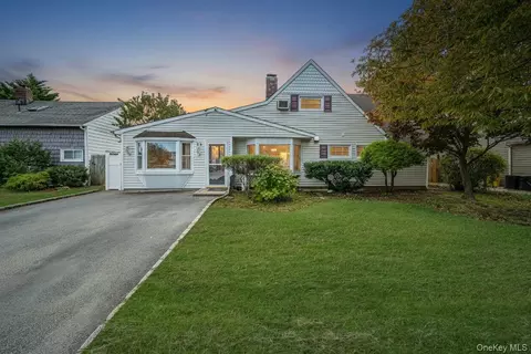 95 Lantern Rd, Hicksville, NY 11801