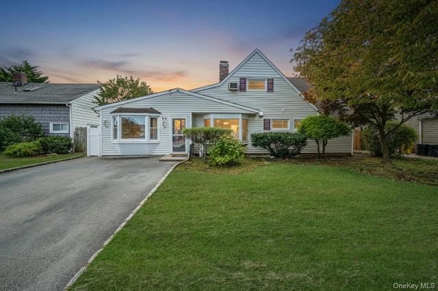 95 Lantern Rd, Hicksville, NY 11801