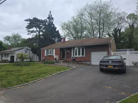 2905 Heather Ave, Medford, NY 11763