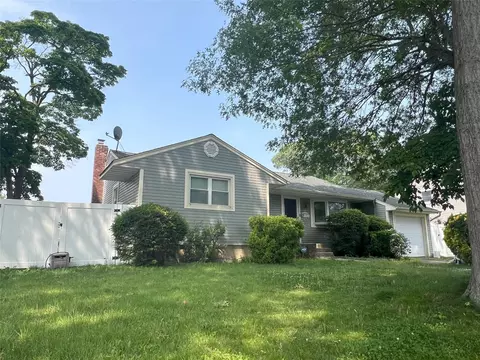 16 Drake Rd, Centereach, NY 11720