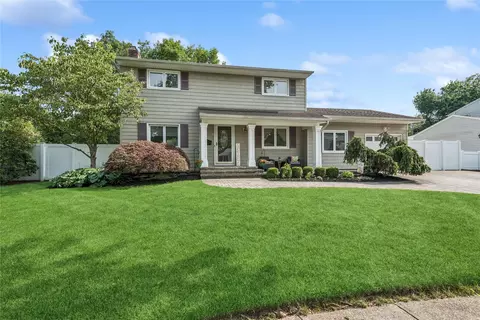 22 Shelton Ct, Commack, NY 11725