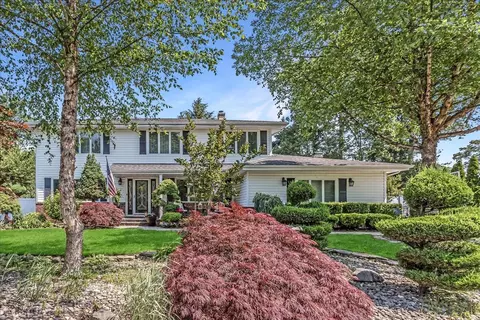 7 Woodstock Pl, Lake Grove, NY 11755