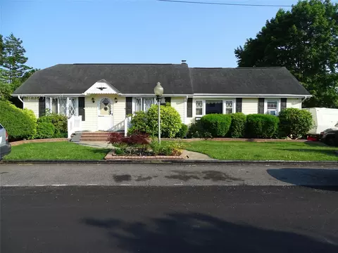 524 Polaris St, North Babylon, NY 11703