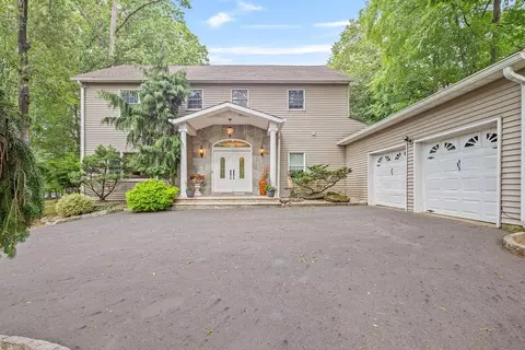 17 Dunmore Rd, Clarkstown, NY 10956