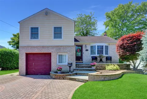 464 N Syracuse Ave, Massapequa, NY 11758