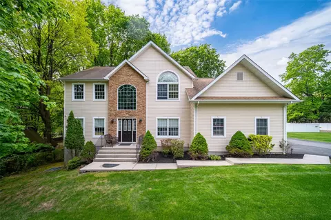 83 N Airmont Rd, Ramapo, NY 10901