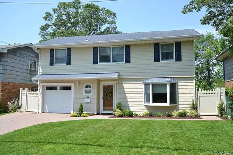 137 Iceland Dr, Huntington Station, NY 11746