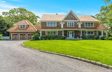 1 Simon Ct, Southampton, NY 11959