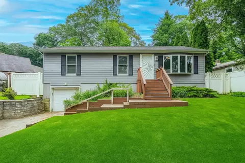 14 Hampton Rd, Sound Beach, NY 11789