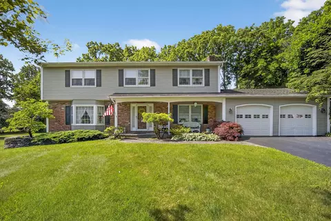 47 Clintonwood Dr, New Windsor, NY 12553