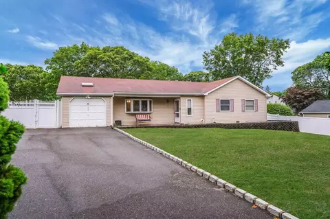 8 Peconic Ln, Selden, NY 11784