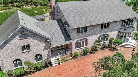 1537 Laurel Hollow Rd, Syosset, NY 11791