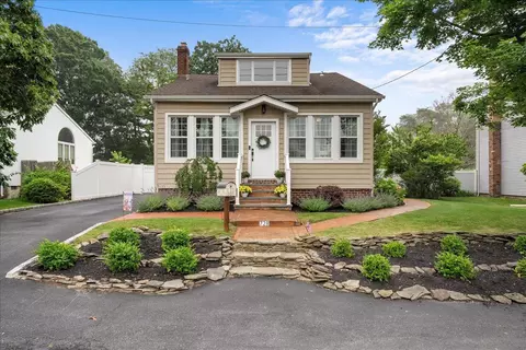 728 Hyman Ave, West Islip, NY 11795