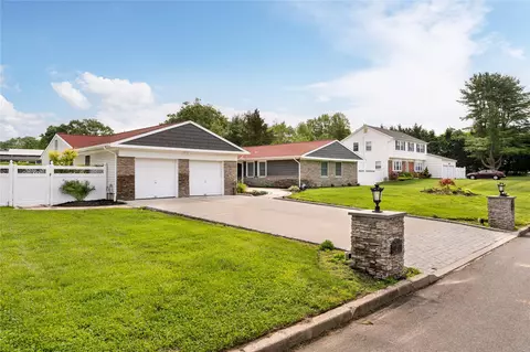 25 Segatogue Ln, Centereach, NY 11720
