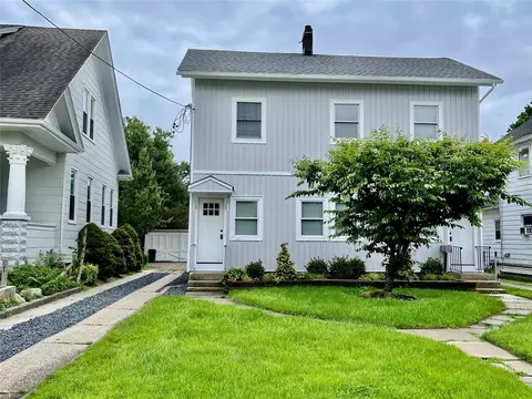 18 Carman St, Patchogue, NY 11772