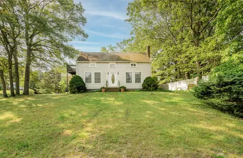 15 Holzman Dr, Hampton Bays, NY 11946